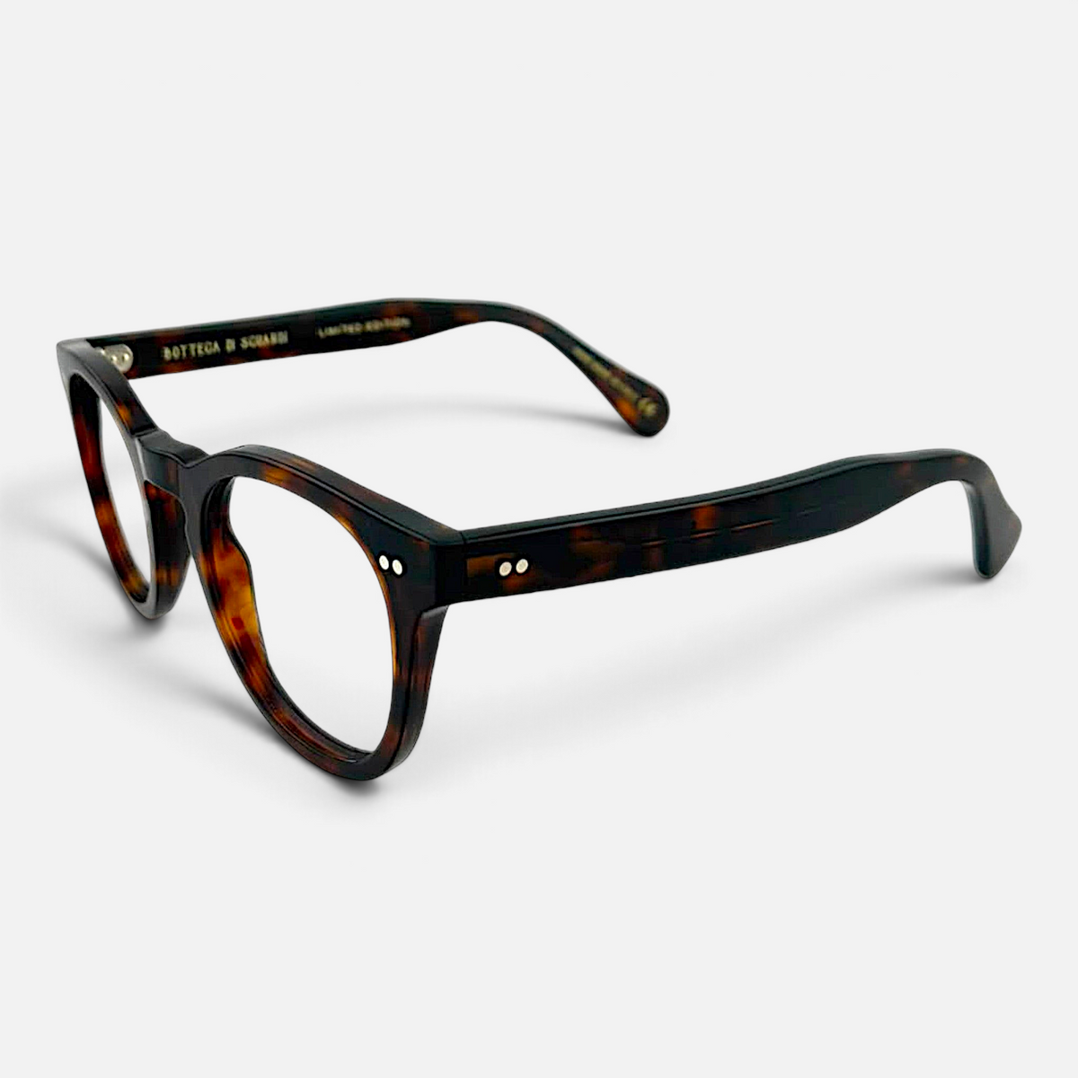 Occhiali da vista Bottega di Sguardi modello Fos con montatura pantos in acetato tartarugato dal design elegante