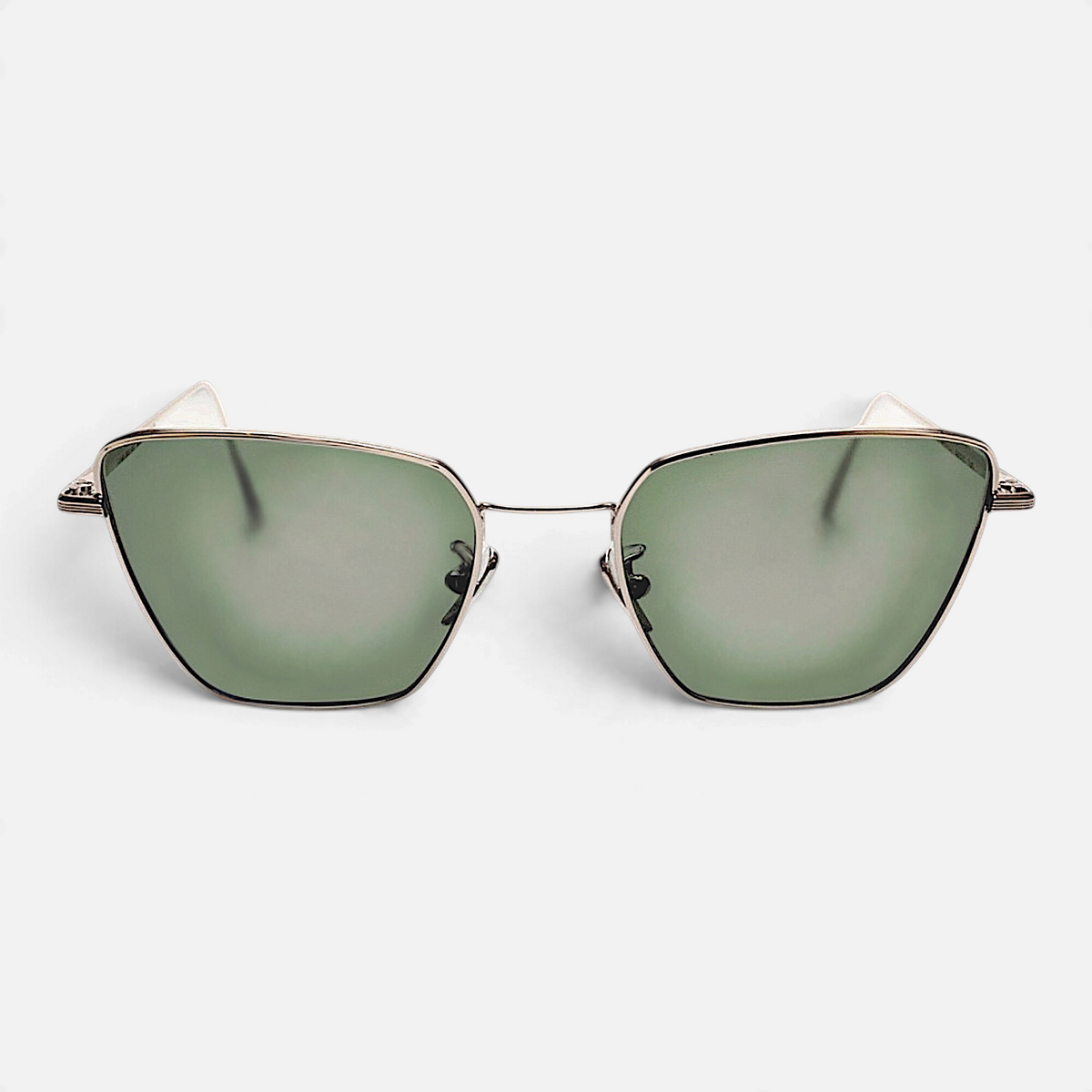 Occhiali Bottega di Sguardi Anakao cat-eye in acciaio medicale con lenti verdi, design elegante e ricercato