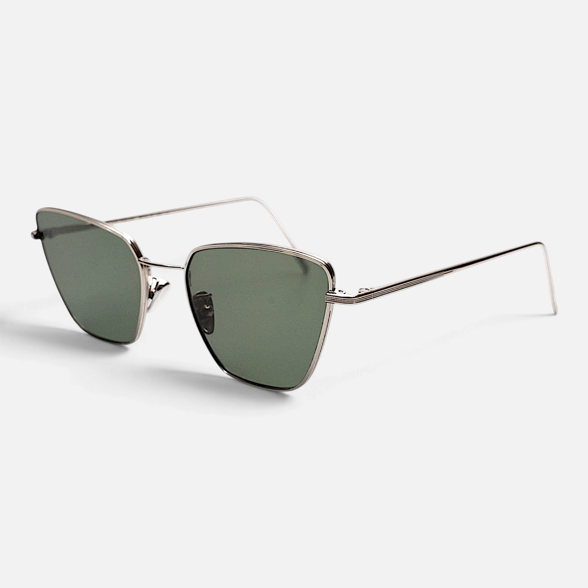 Occhiali da sole Bottega di Sguardi Anakao cat-eye in acciaio medicale color argento con lenti verdi
